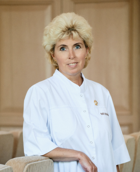 Врач Новожилова Елена Николаевна — Заведующая отделением онкооториноларингологии, врач-хирург высшей квалификационной категории, заслуженный врач РФ, доктор медицинских наук